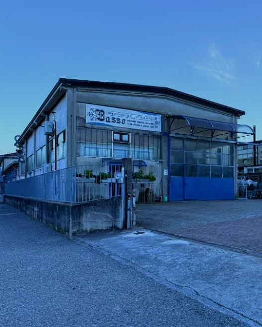 Sede aziendale di Basso SAS con l’insegna sulla facciata