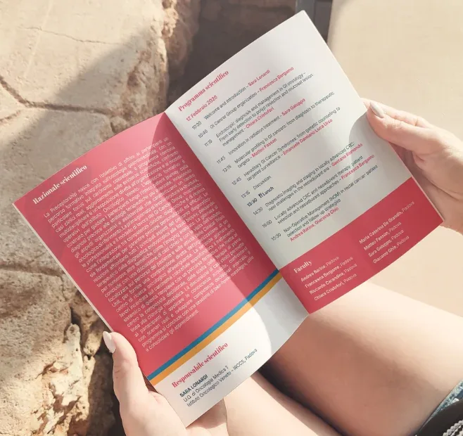 Brochure Chorel aperta, impaginato a due colonne su fondo rosso
