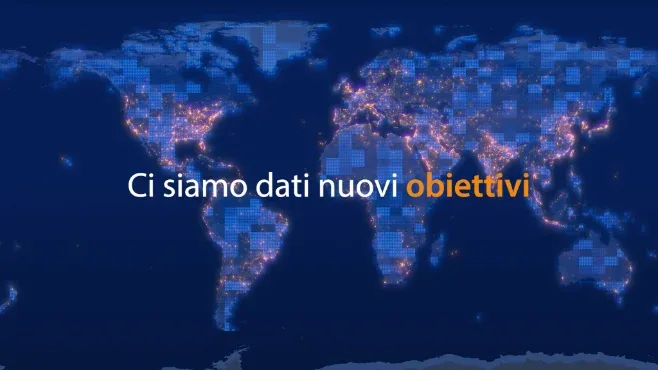 Slide con mappamondo e il titolo “Ci siamo dati nuovi obiettivi”