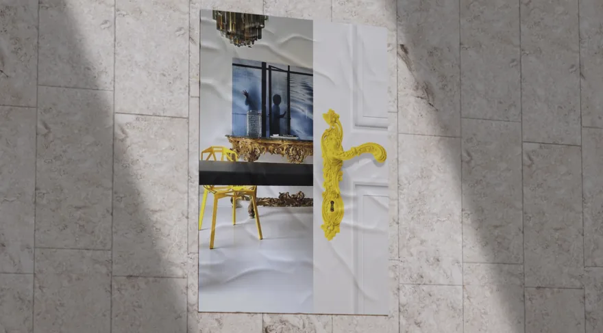 Maniglia in ottone Enrico Cassina montata su una porta chiara