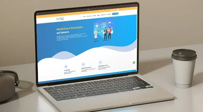 Laptop su scrivania con la home page del sito MSL