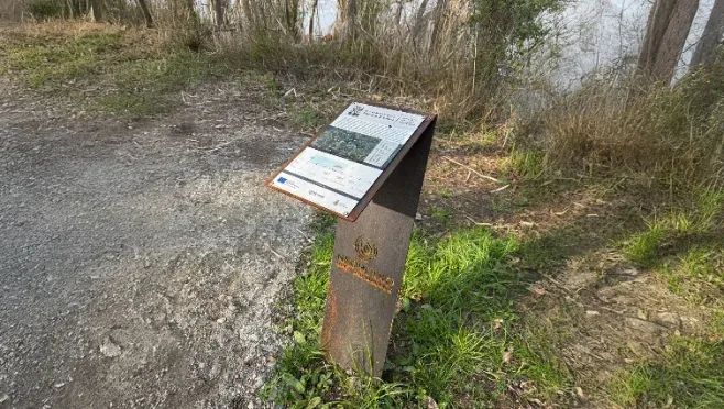 Bacheca informativa in legno lungo un sentiero nel bosco, progetto Neobodio