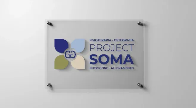 Targa in plexiglass con il logo Project Soma su parete in cemento